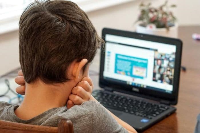 komdigi_akan_blokir_platform_yang_tak_lindungi_anak_di_ruang_digital