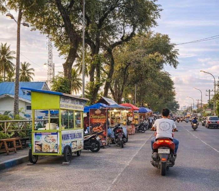 pedagang_takjil_di_lapangan_segitiga_lubuk_pakam_semakin_ramai_di_pertengahan_ramadan
