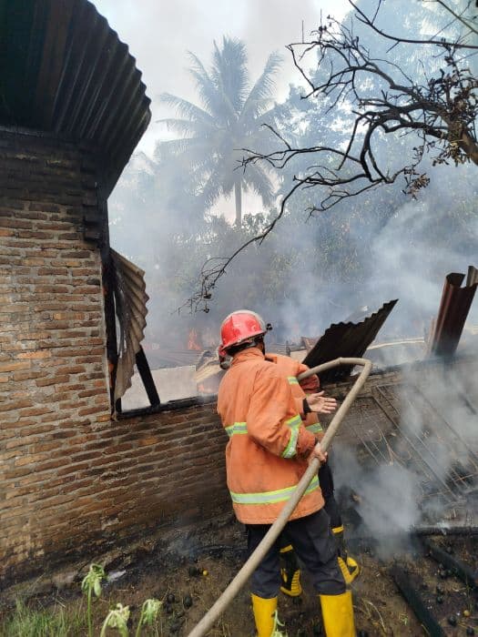 rumah_warga_di_gunung_malela_simalungun_hangus_terbakar_kerugian_ditaksir_rp250_juta