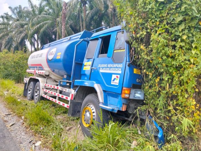 truk_tangki_solar_tabrak_pohon_di_dolok_panribuan_simalungun_sopir_terjepit_di_kabin