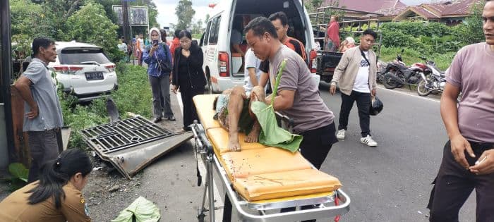 anak_sembilan_tahun_tewas_ditabrak_mobil_saat_berjalan_di_pematang_purba
