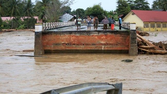 banjir_akibat_tanggul_jebol_warga_di_pidie_jaya_mengungsi