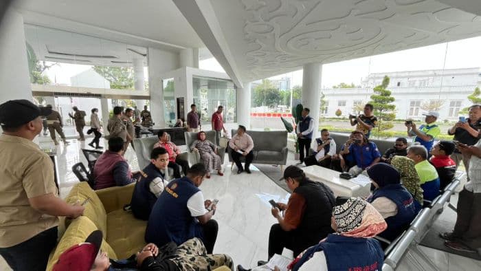 buruh_kspsi_sumut_demo_di_kantor_gubernur_tuntut_perbaikan_standar_k3