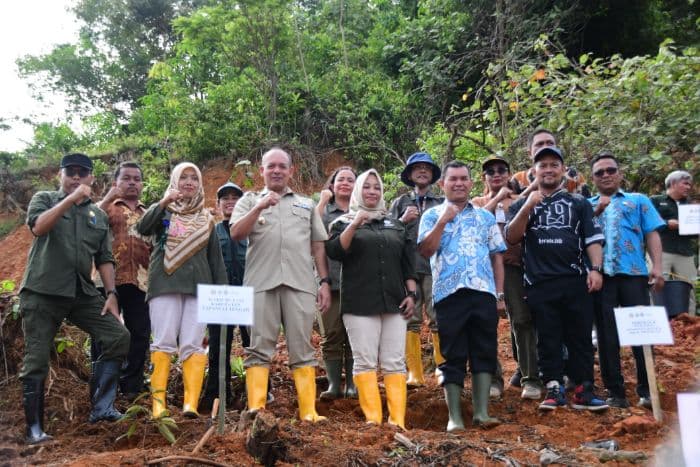 cegah_banjir_dan_longsor_bbksda_dan_pemkab_tapteng_tanam_pohon_di_tukka