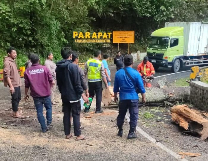 hujan_deras_di_simalungun_pohon_tumbang_di_jalur_siantarparapat