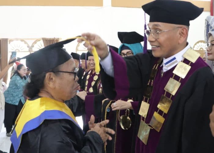38_lansia_simalungun_wisuda_tertua_berusia_94_tahun