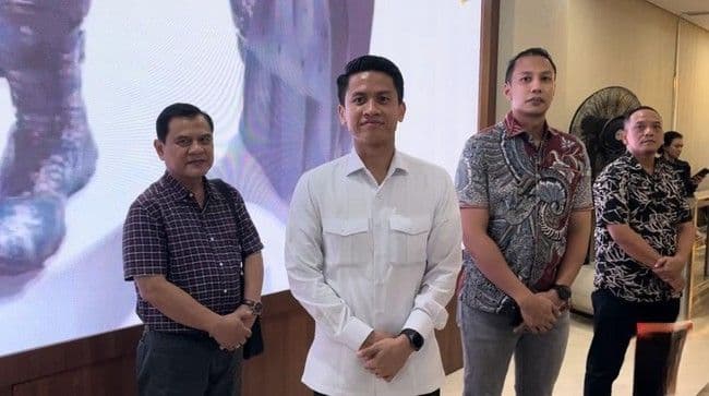 adik_ipar_jokowi_penuhi_panggilan_bareskrim_bawa_ijazah_asli