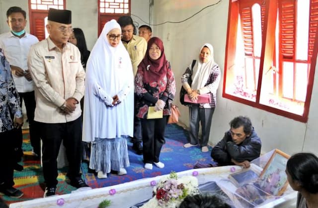peduli_korban_kecelakaan_bus_als_bupati_simalungun_serahkan_santunan_
