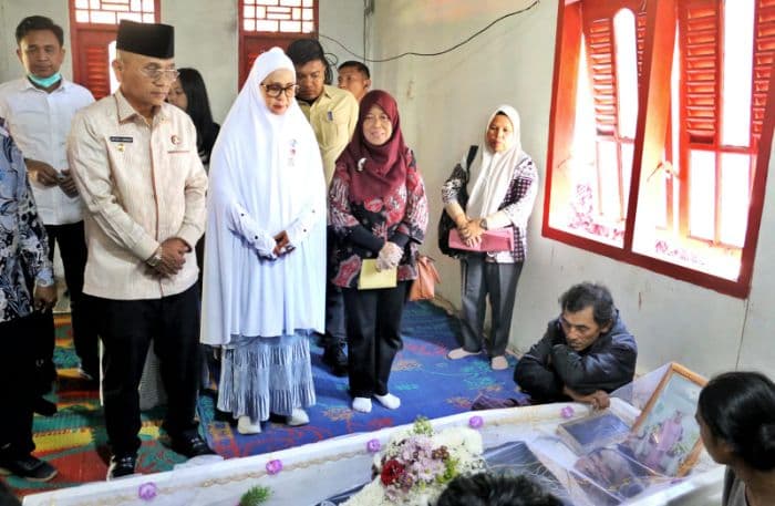 peduli_korban_kecelakaan_bus_als_bupati_simalungun_serahkan_santunan_