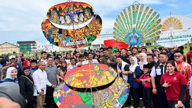 anakanak_diajak_belajar_membuat_layanglayang_di_festival_piala_gubernur_sumut