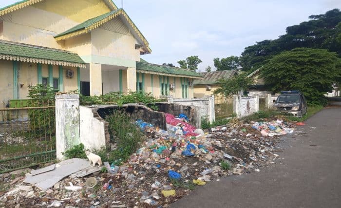areal_kantor_dprd_sergai_dipenuhi_sampah_warga_minta_anggota_dewan_terhormat_gotong_royong_