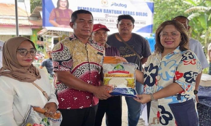 bulog_sumut_dan_dpd_ri_salurkan_bantuan_pangan_untuk_ratusan_warga_deli_serdang