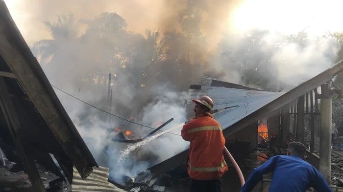 dua_rumah_semi_permanen_terbakar_di_tanjung_jati_diduga_akibat_korsleting_listrik