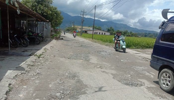 jalan_porseaparmaksian_rusak_parah_warga_toba_minta_pemerintah_segera_bertindak
