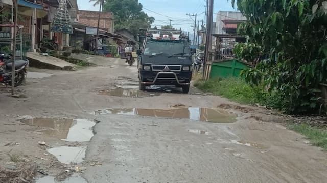 warga_minta_pemkab_toba_segera_perbaiki_jalan_rusak_di_desa_patane_i_