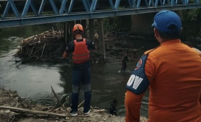 cegah_banjir_bpbd_binjai_bersihkan_sampah_kayu_di_bawah_jembatan_bangkatan