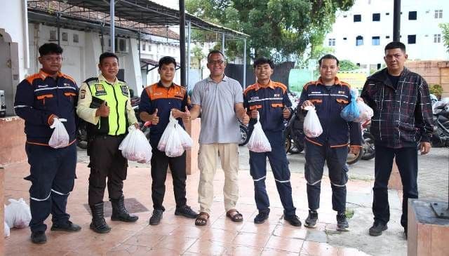 kai_sumut_dan_balai_yasa_pulubrayan_bagikan_300_paket_daging_kurban