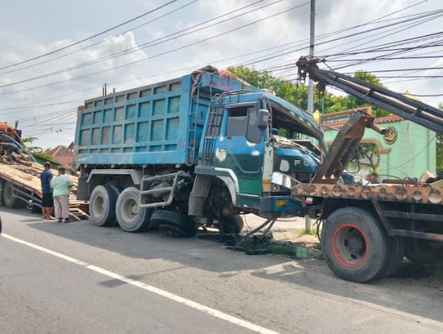 dump_truk_tabrak_tembok_jembatan_di_lubuk_pakam_tidak_ada_korban_jiwa