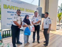 kalapas_labuhan_ruku_salurkan_bantuan_sembako_untuk_keluarga_wbp_dan_warga_sekitar