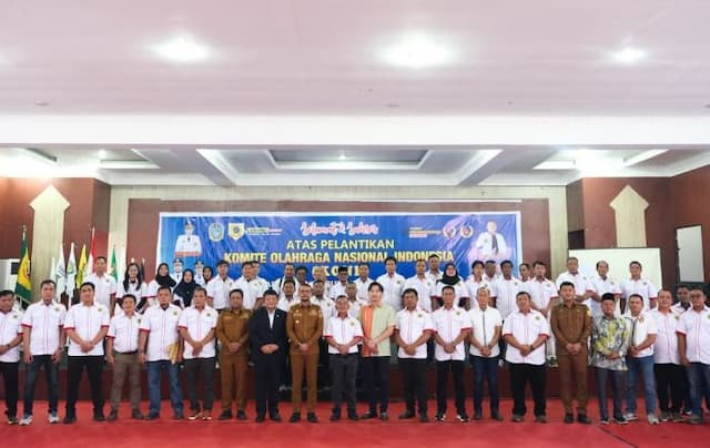 lantik_pengurus_baru_bupati_fery_minta_koni_labusel_fokus_cetak_atlet_berprestasi_