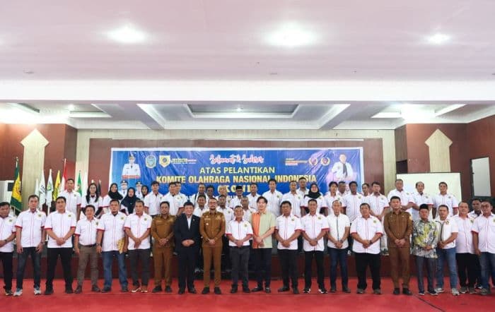 lantik_pengurus_baru_bupati_fery_minta_koni_labusel_fokus_cetak_atlet_berprestasi_