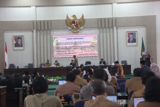 paripurna_lkpj_anggaran_2025_simalungun_diwarnai_interupsi_ketua_dprd_tak_hadir_dan_microphone_mati