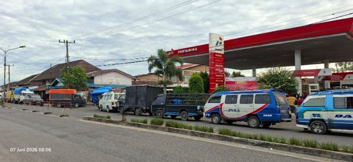 pemkab_dairi_sebut_stok_bbm_aman_panic_buying_dan_migrasi_konsumen_picu_antrean_di_spbu