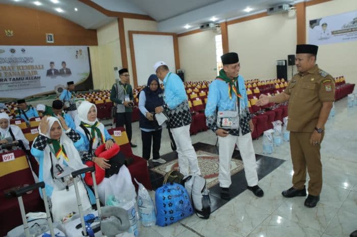 wabup_asahan_sambut_kepulangan_jemaah_haji_kloter_7
