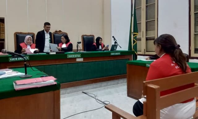 wanita_di_medan_gelapkan_uang_perusahaan_rp2_miliar_untuk_bayar_utang_pinjol