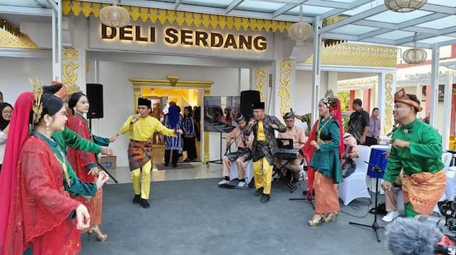 bobby_nasution_kunjungi_paviliun_deli_serdang_di_prsu_ke50_puji_potensi_daerah_dan_umkm