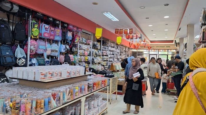 jelang_tahun_ajaran_baru_toko_perlengkapan_sekolah_di_jalan_kapten_muslim_medan_diserbu_pembeli