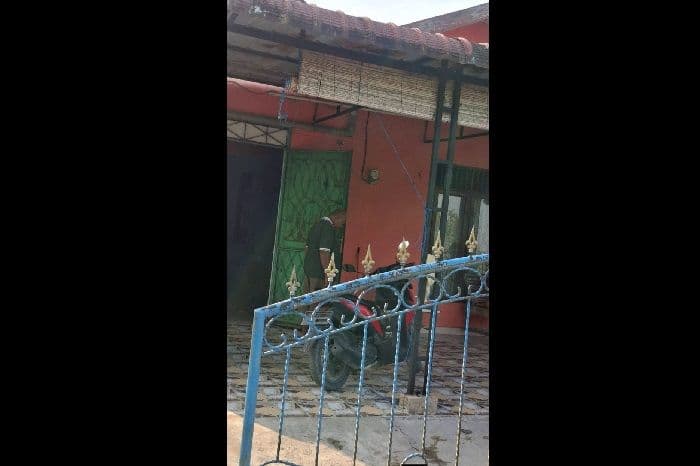 motor_honda_revo_raib_dari_teras_rumah_di_perbaungan_pagar_rumah_korban_ditemukan_terbuka