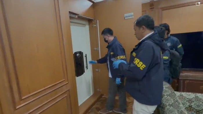 polri_juga_geledah_rumah_di_bogor_terkait_kasus_korupsi_sita_emas_batangan_hingga_foto_keluarga