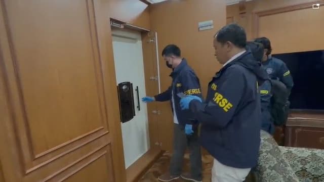 polri_juga_geledah_rumah_di_bogor_terkait_kasus_korupsi_sita_emas_batangan_hingga_foto_keluarga