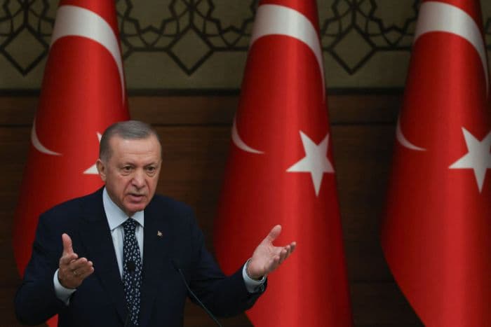 presiden_turki_bagibagi_pistol_di_ktt_nato