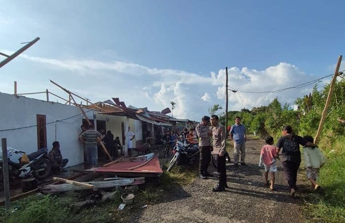 puting_beliung_terjang_desa_sumber_mufakat_kabanjahe_puluhan_rumah_rusak