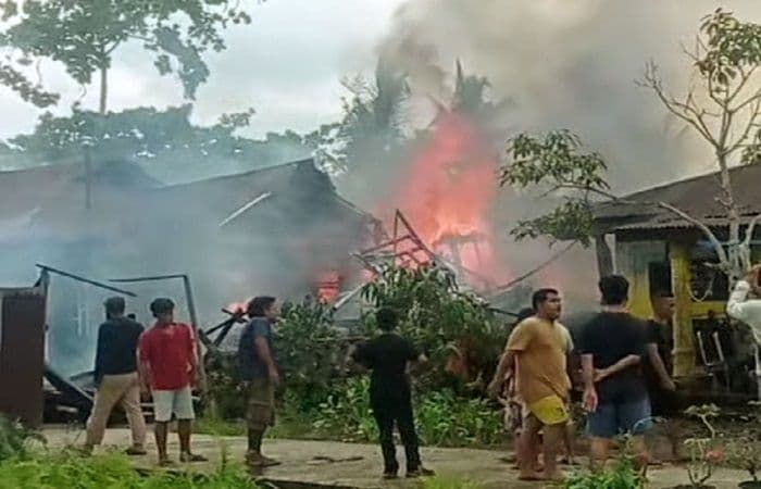 rumah_warga_di_tanjung_pura_langkat_ludes_terbakar_kerugian_ditaksir_puluhan_juta_rupiah
