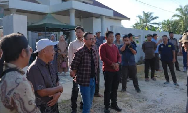 bupati_labusel_tinjau_pembangunan_jalan_seminasi_di_desa_teluk_panji_ii