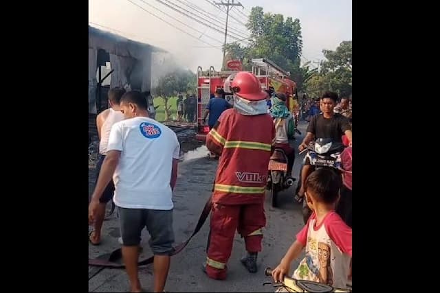 gudang_grosir_di_tanjung_morawa_terbakar_kerugian_capai_puluhan_juta