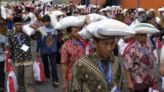 33_juta_rakyat_miskin_dapat_bansos_beras_30_kg_sekaligus_negara_siapkan_rp17_triliun_