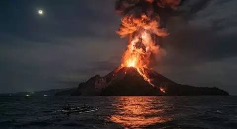 empat_gunung_api_erupsi_bersamaan_hari_ini_semeru_hingga_gunung_ibu_kembali_meletus