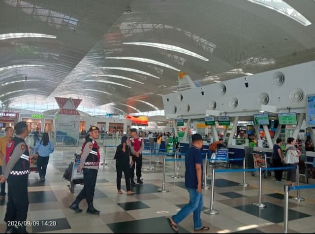 penerbangan_kualanamu_kembali_normal_polisi_masih_pantau_situasi_bandara