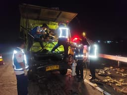 seruduk_tronton_di_tol_sergai_pengemudi_dan_dua_penumpang_truk_box_tewas