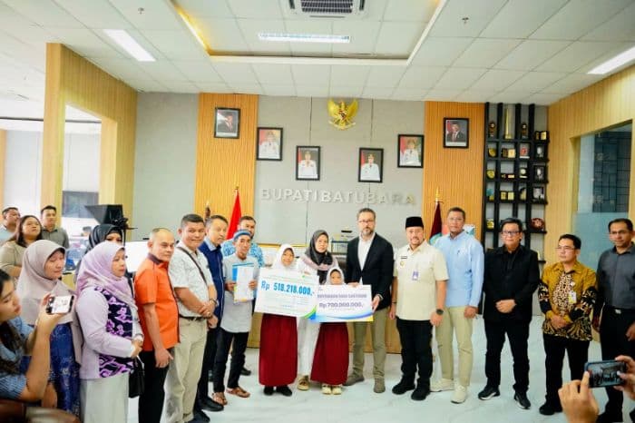tiga_keluarga_korban_kebakaran_pt_evyap_terima_santunan_rp32_miliar