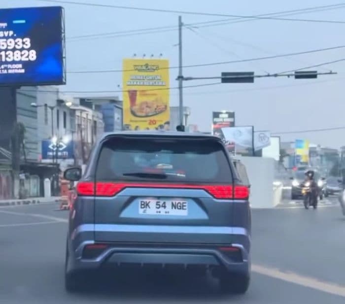 viral_plat_mobil_bk_54_nge_di_medan_polrestabes_medan_selidiki