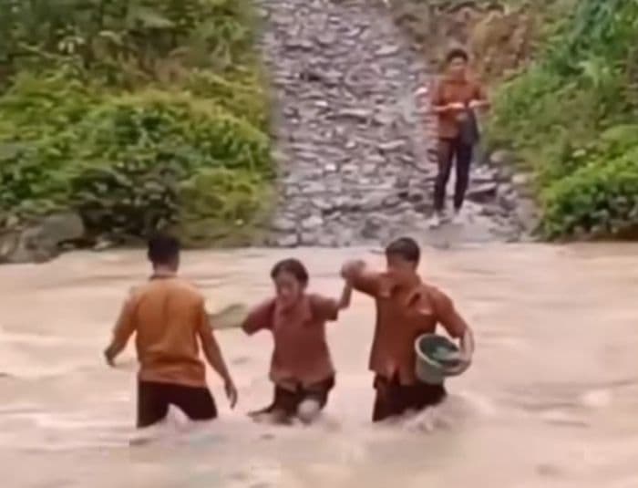 dprd_sumut_desak_pemerintah_bangun_jembatan_di_sungai_sifalagomo_nias_selatan