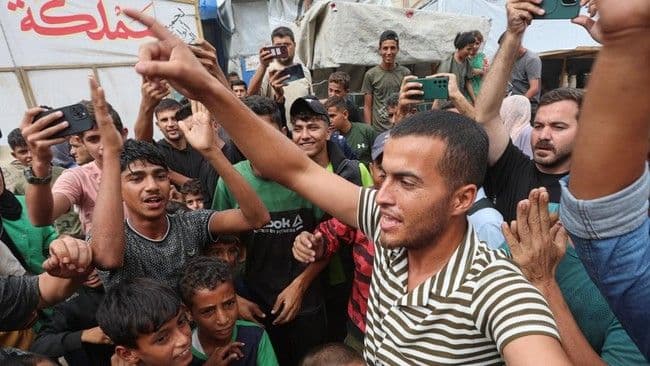 haru_wartawan_di_gaza_keliling_desa_sampaikan_kabar_gencatan_senjata