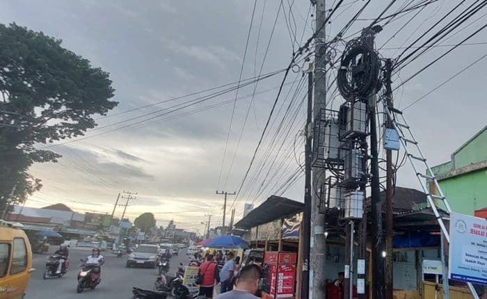 kabel_dan_tiang_wifi_semrawut_di_dairi_telkom_minta_pemkab_tindak_tegas_provider_siluman