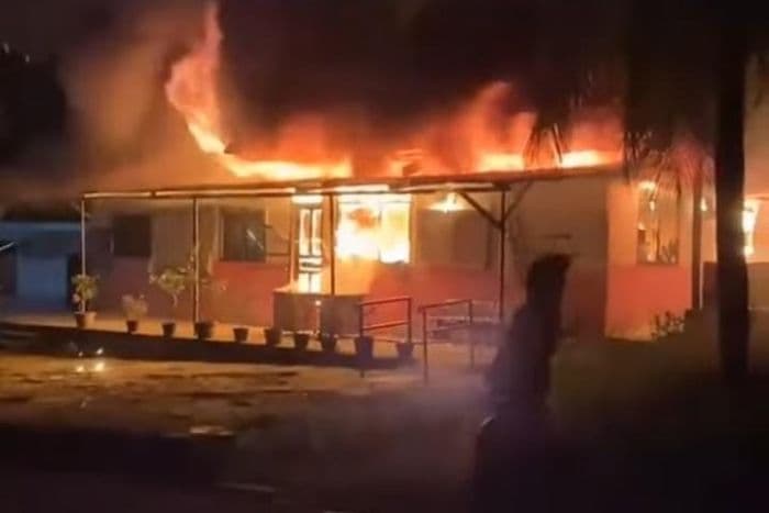 kantor_dinas_pendidikan_nisel_terbakar_kerugian_capai_ratusan_juta