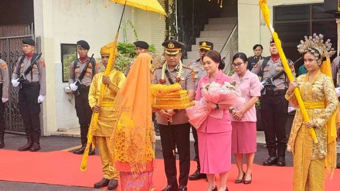 kombes_pol_jean_calvijn_simanjuntak_resmi_pimpin_polrestabes_medan_disambut_tarian_adat_melayu